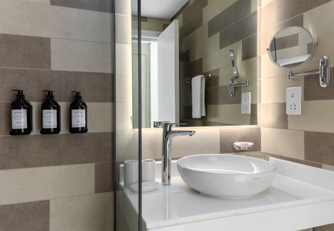 Apartment in Dubai - Elegant Palm Retreat w/ Iconic Sea & Marina Vws  Apartment in Dubai - Elegant Palm Retreat w/ Iconic Sea & Marina Vws