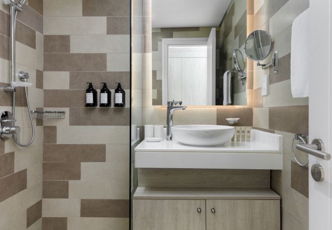 Apartment in Dubai - Elegant Palm Retreat w/ Iconic Sea & Marina Vws  Apartment in Dubai - Elegant Palm Retreat w/ Iconic Sea & Marina Vws