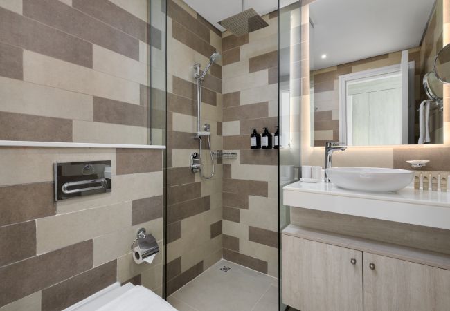 Apartment in Dubai - Elegant Palm Retreat w/ Iconic Sea & Marina Vws  Apartment in Dubai - Elegant Palm Retreat w/ Iconic Sea & Marina Vws