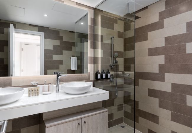 Apartment in Dubai - Elegant Palm Retreat w/ Iconic Sea & Marina Vws  Apartment in Dubai - Elegant Palm Retreat w/ Iconic Sea & Marina Vws