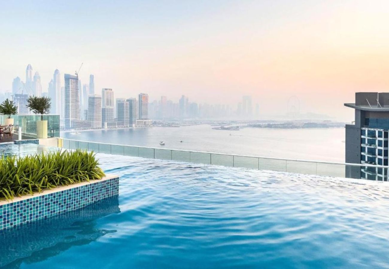 Apartment in Dubai - Elegant Palm Retreat w/ Iconic Sea & Marina Vws 