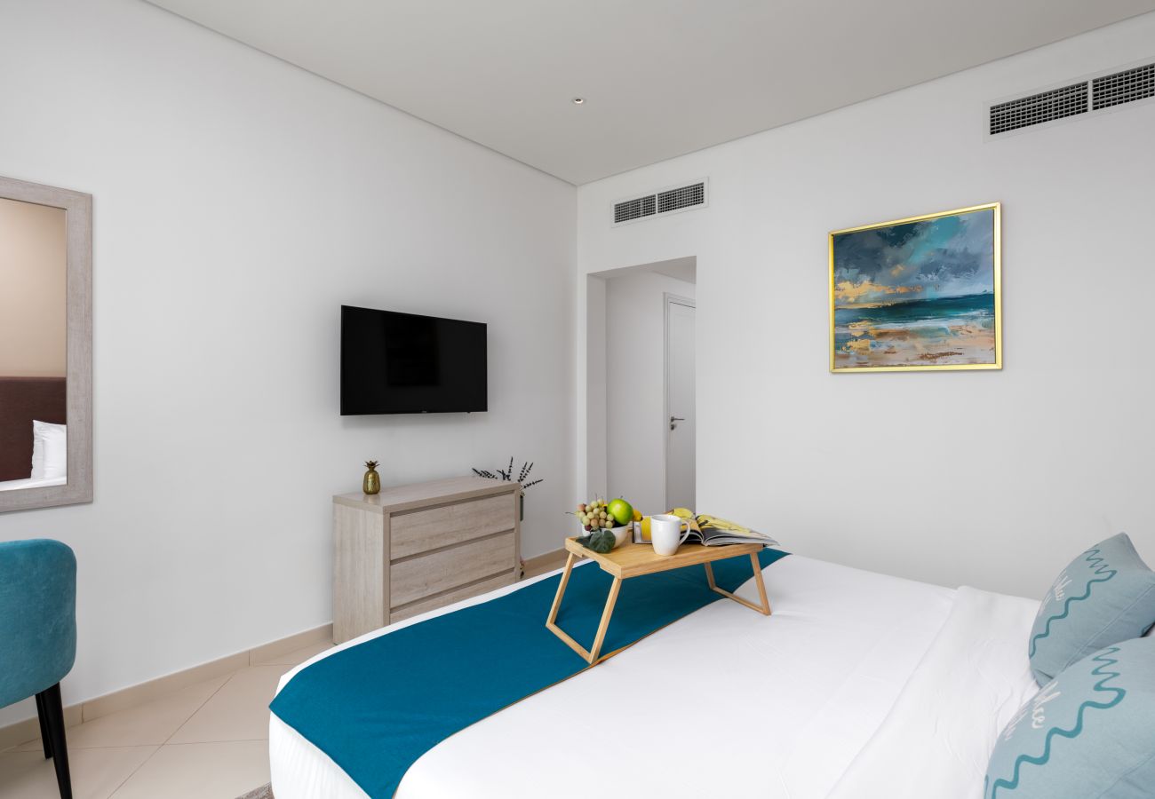 Apartment in Dubai - Elegant Palm Retreat w/ Iconic Sea & Marina Vws 
