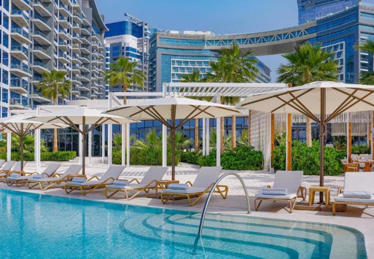 Apartment in Dubai - Elegant Palm Retreat w/ Iconic Sea & Marina Vws 