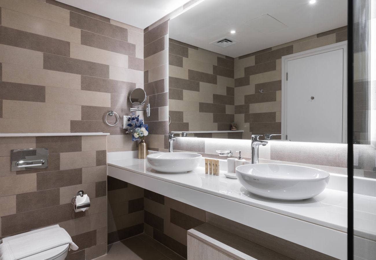 Apartment in Dubai - Elegant Palm Retreat w/ Iconic Sea & Marina Vws 