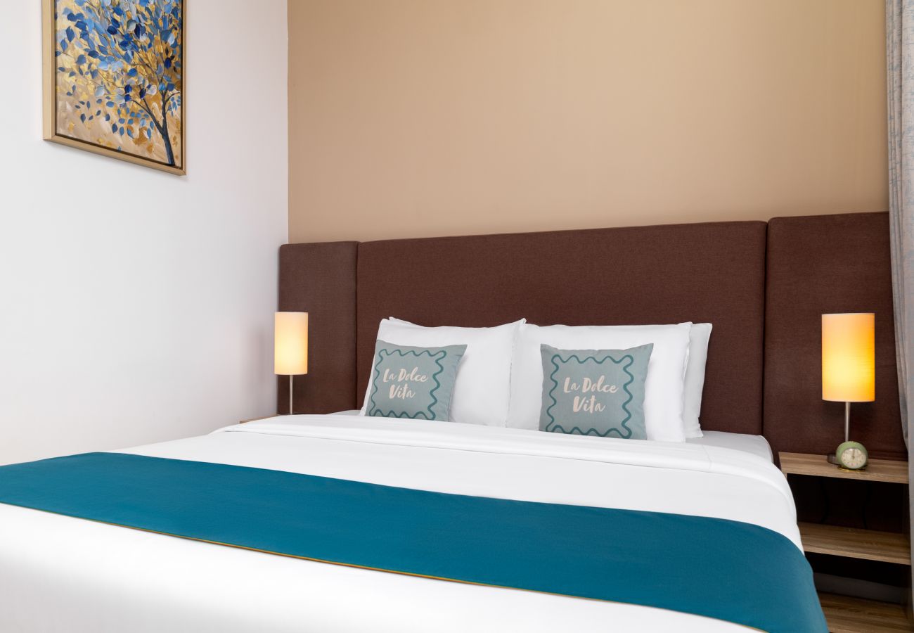 Apartment in Dubai - Elegant Palm Retreat w/ Iconic Sea & Marina Vws 