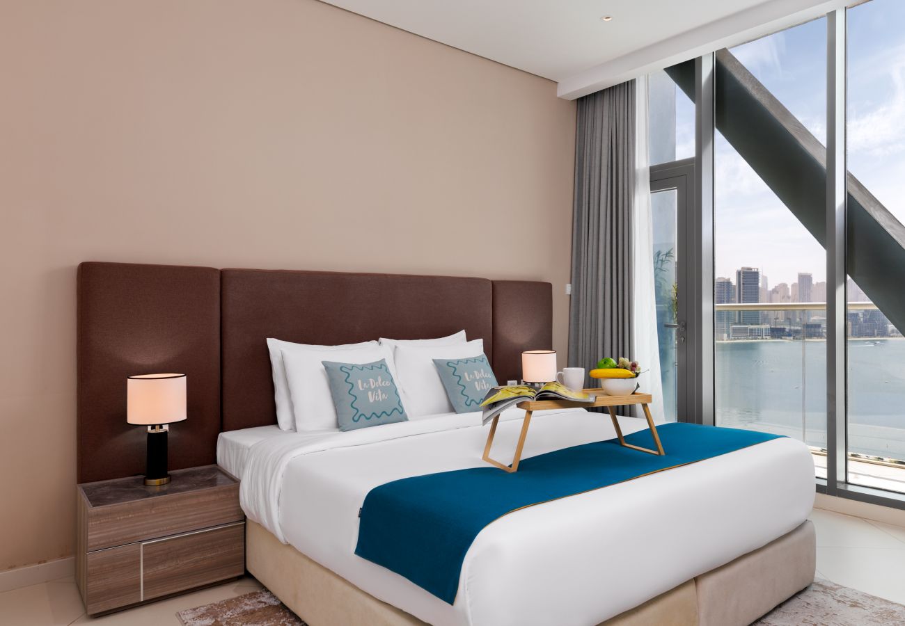 Apartment in Dubai - Elegant Palm Retreat w/ Iconic Sea & Marina Vws 