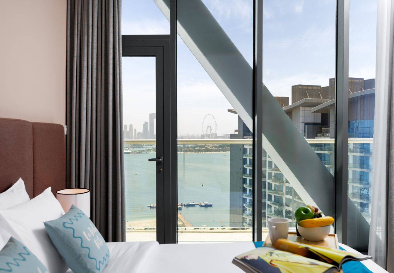 Apartment in Dubai - Elegant Palm Retreat w/ Iconic Sea & Marina Vws 