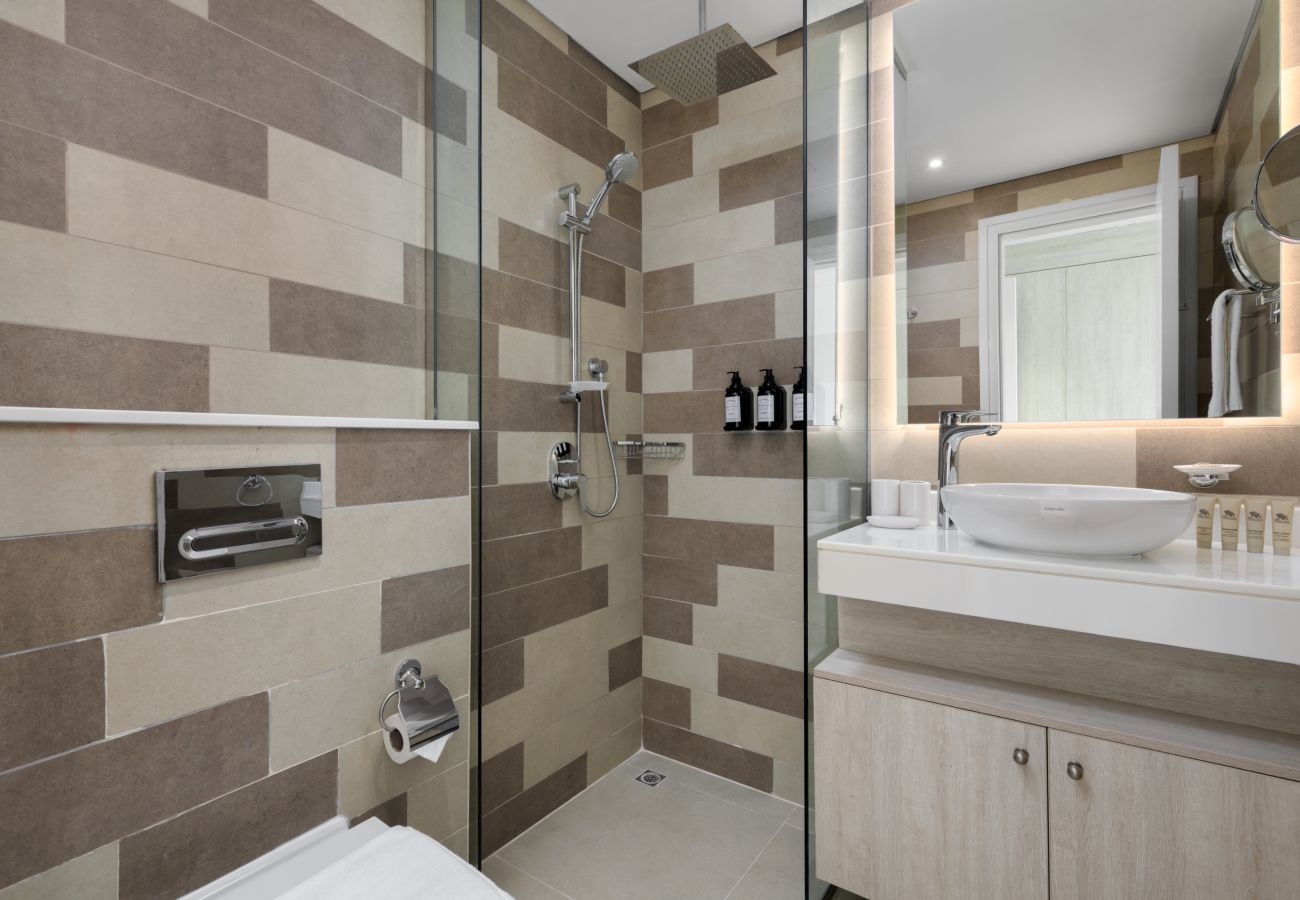Apartment in Dubai - Elegant Palm Retreat w/ Iconic Sea & Marina Vws 
