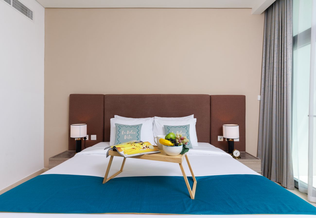 Apartment in Dubai - Elegant Palm Retreat w/ Iconic Sea & Marina Vws 