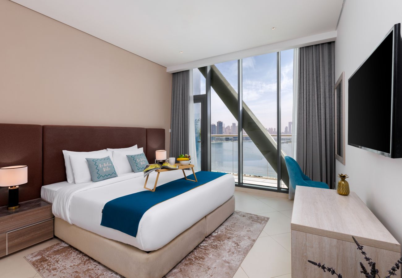 Apartment in Dubai - Elegant Palm Retreat w/ Iconic Sea & Marina Vws 