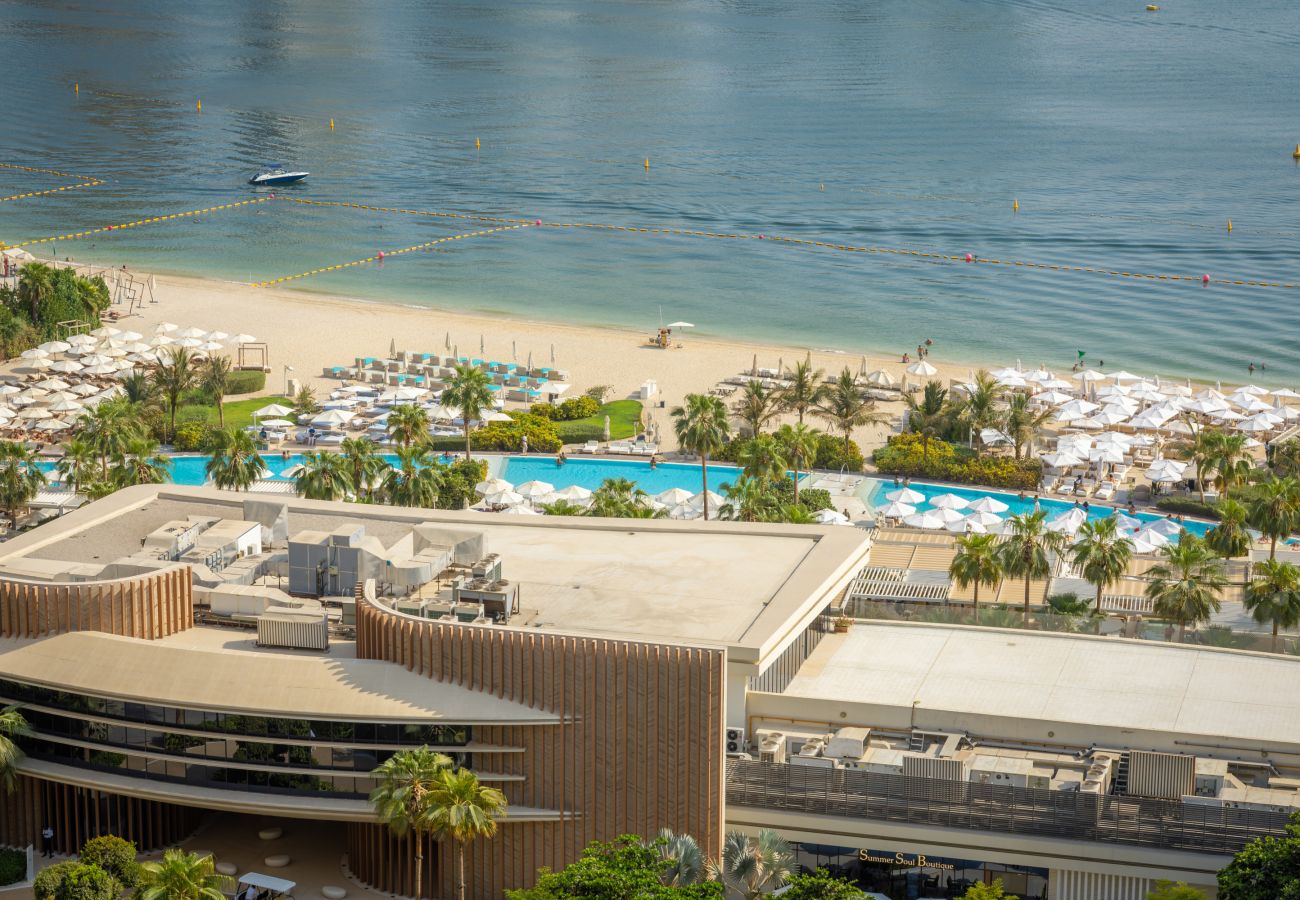 Apartment in Dubai - Elegant Palm Retreat w/ Iconic Sea & Marina Vws 