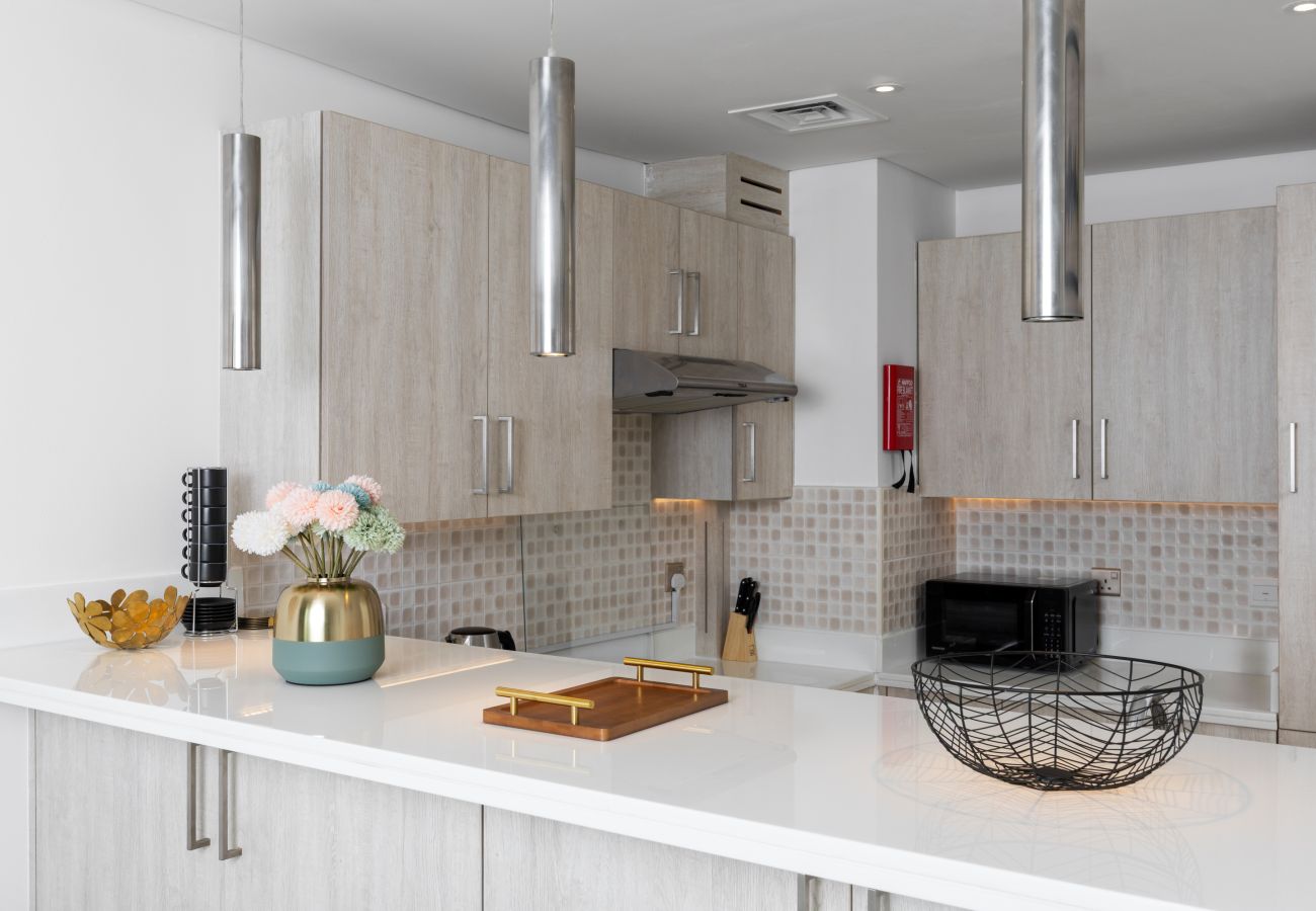 Apartment in Dubai - Elegant Palm Retreat w/ Iconic Sea & Marina Vws 