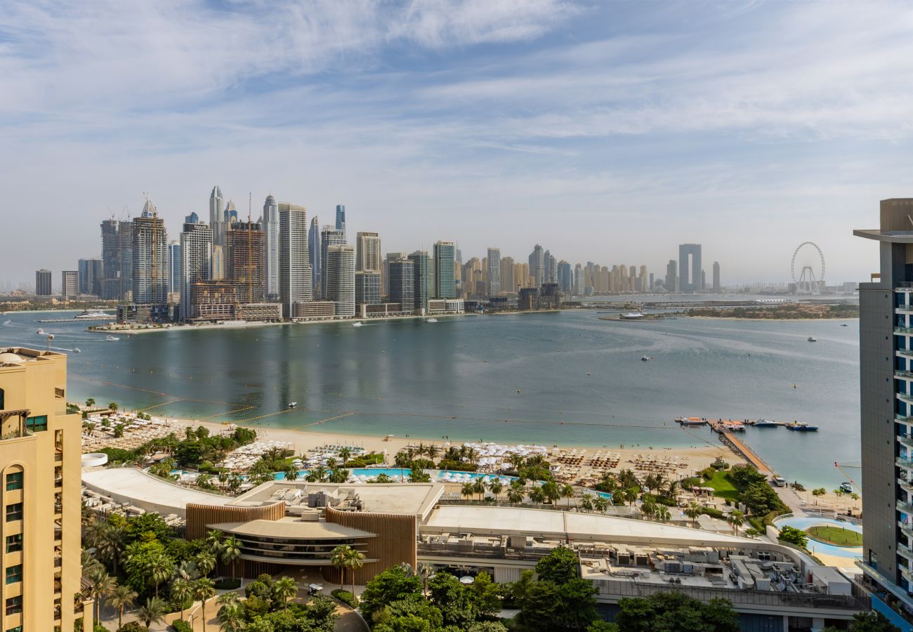 Elegant holiday rental with private balcony with sea views on Palm Jumeirah Dubai