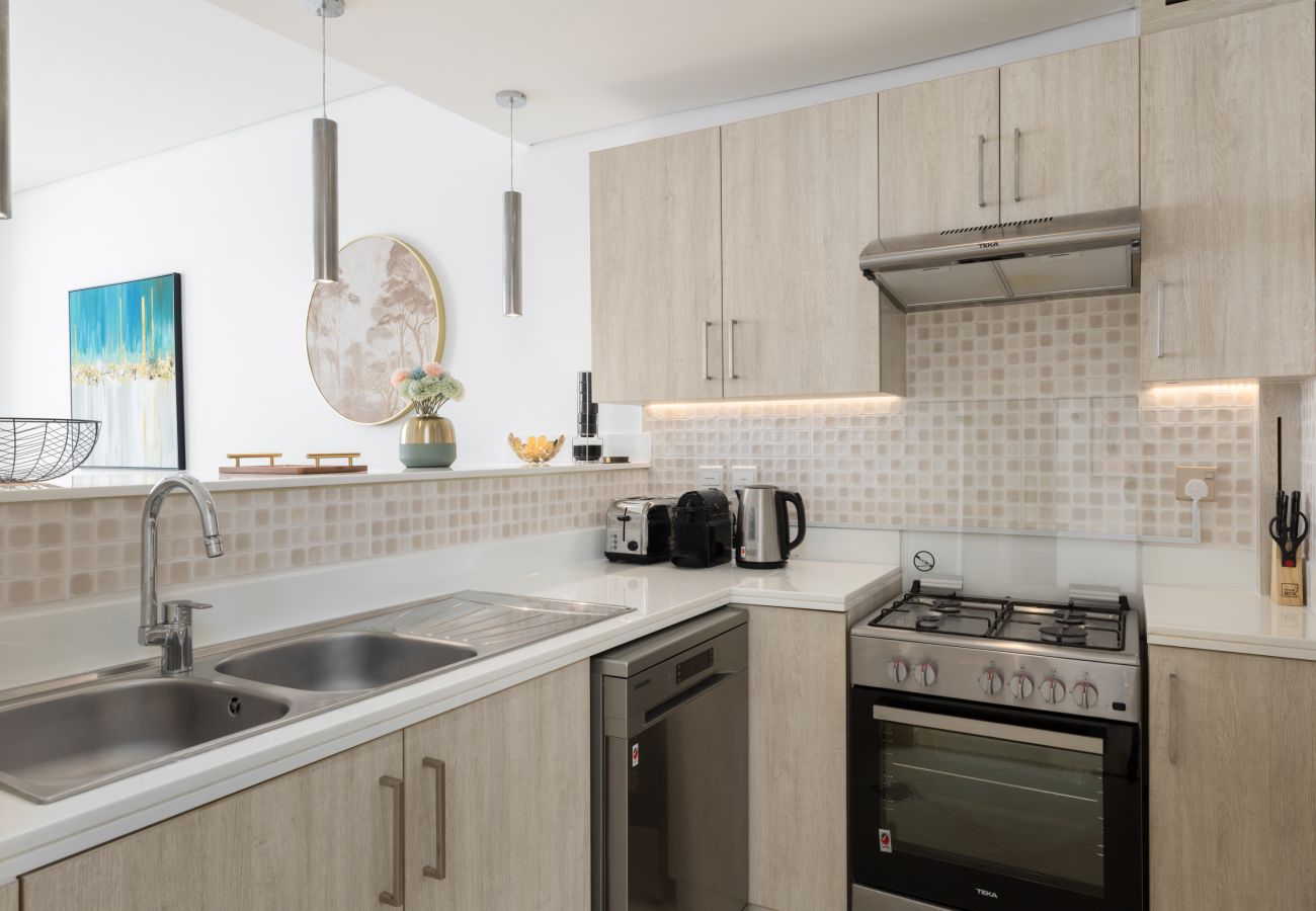 Apartment in Dubai - Elegant Palm Retreat w/ Iconic Sea & Marina Vws 
