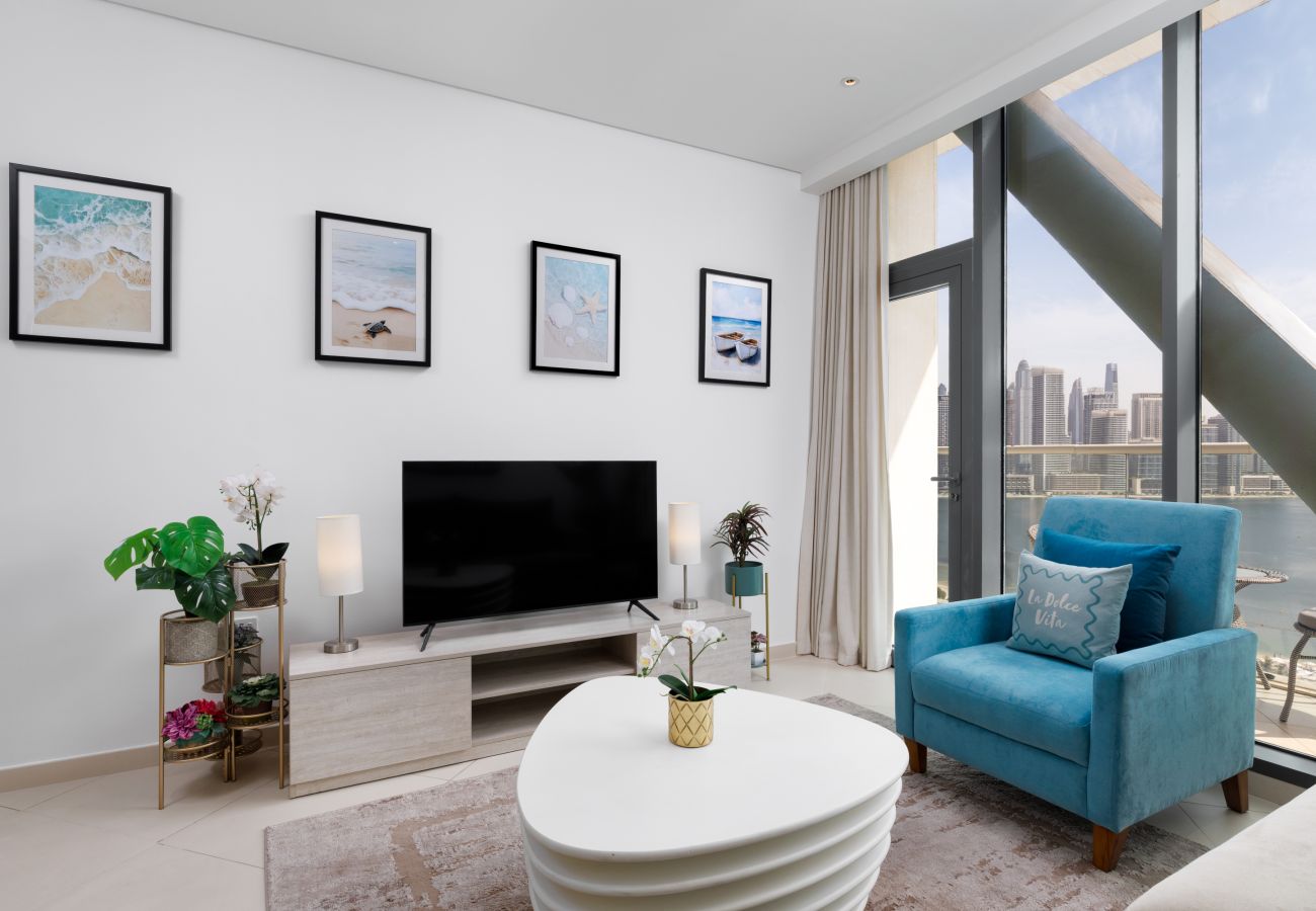Apartment in Dubai - Elegant Palm Retreat w/ Iconic Sea & Marina Vws 