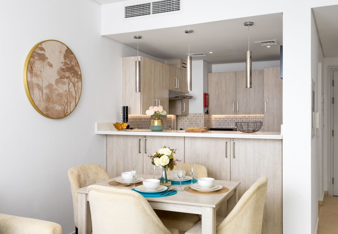 Apartment in Dubai - Elegant Palm Retreat w/ Iconic Sea & Marina Vws 