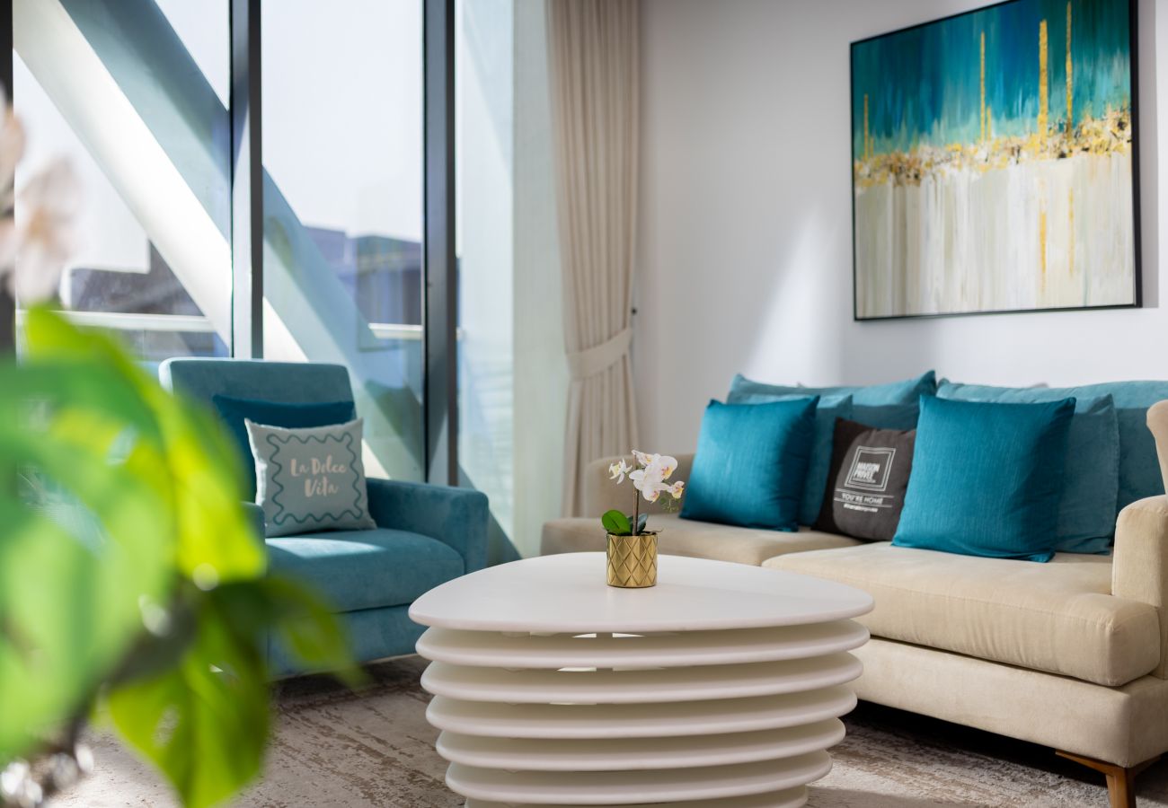 Apartment in Dubai - Elegant Palm Retreat w/ Iconic Sea & Marina Vws 