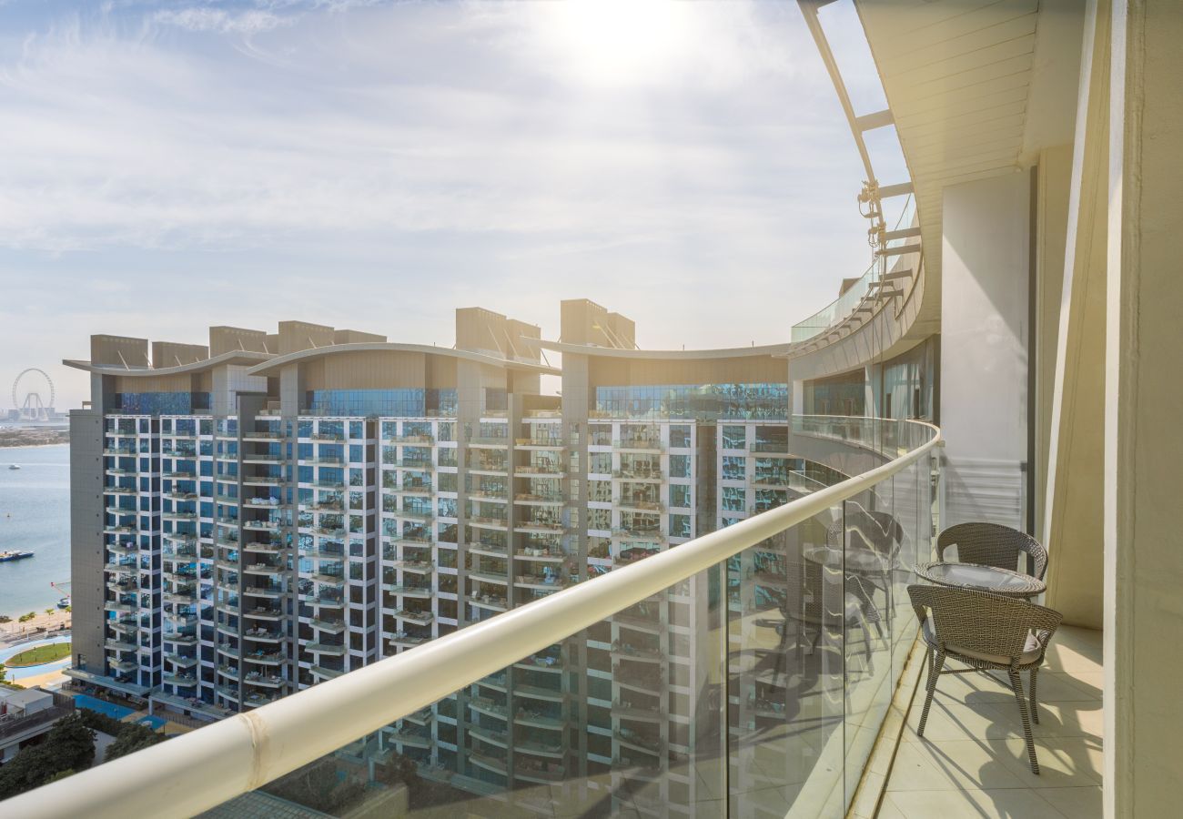 Elegant holiday rental with private balcony overlooking the sea and Dubai Marina on Palm Jumeirah Dubai