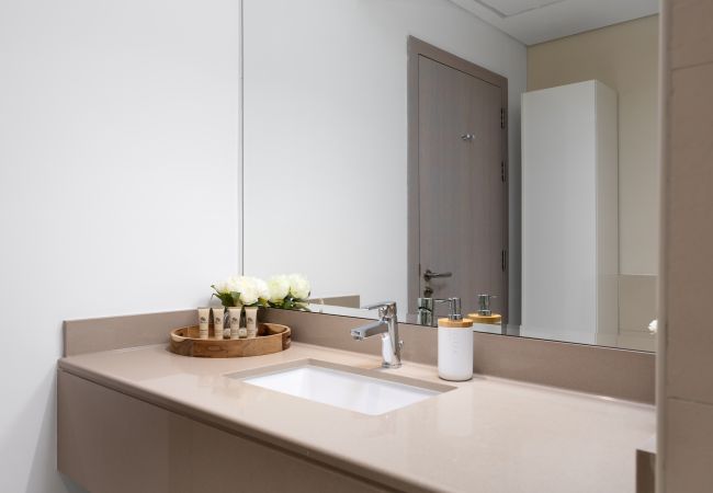 Apartment in Abu Dhabi - Sleek Yas Getaway w/ Ferrari World & Canal Views Apartment in Abu Dhabi - Sleek Yas Getaway w/ Ferrari World & Canal Views