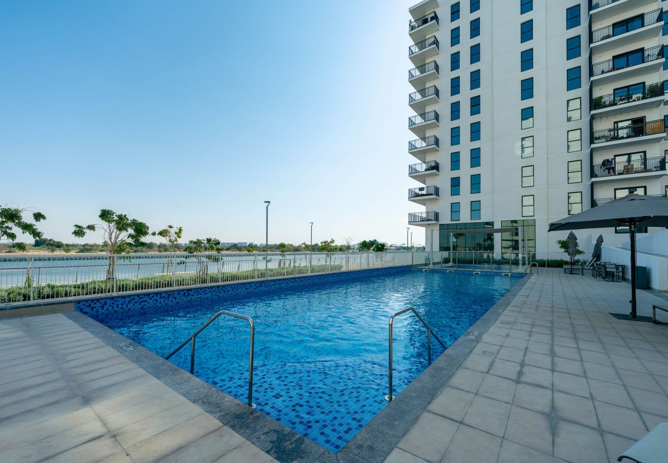 Apartment in Abu Dhabi - Sleek Yas Getaway w/ Ferrari World & Canal Views