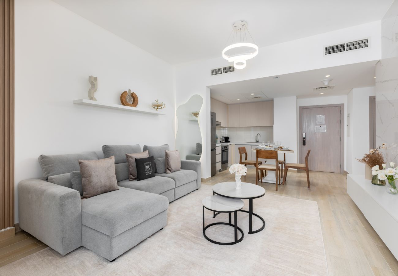 Apartment in Abu Dhabi - Sleek Yas Getaway w/ Ferrari World & Canal Views