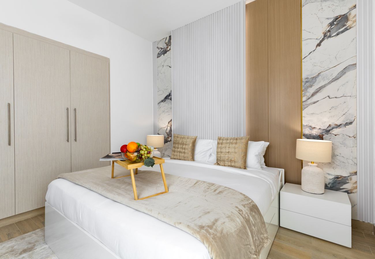 Apartment in Abu Dhabi - Sleek Yas Getaway w/ Ferrari World & Canal Views