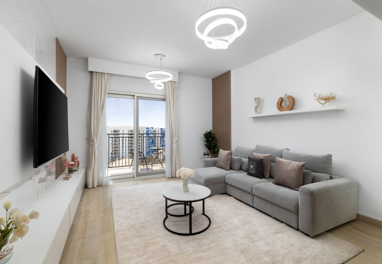 Discover the allure of Yas Island with our sleek holiday rental featuring Ferrari World and canal views, close to all main attractions in Abu Dhabi. C