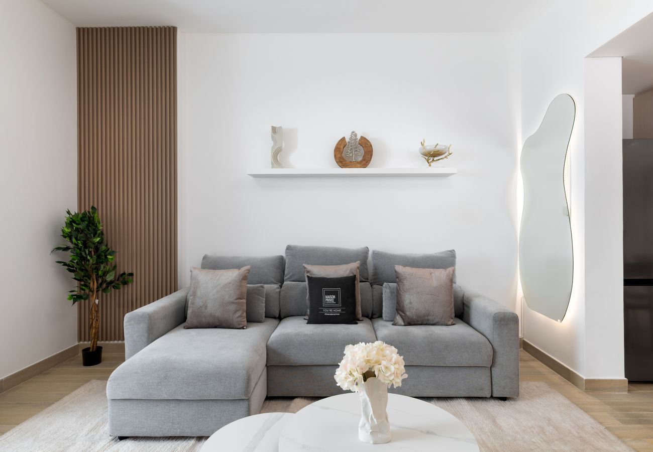 Discover the allure of Yas Island with our sleek holiday rental featuring Ferrari World and canal views, close to all main attractions in Abu Dhabi. C