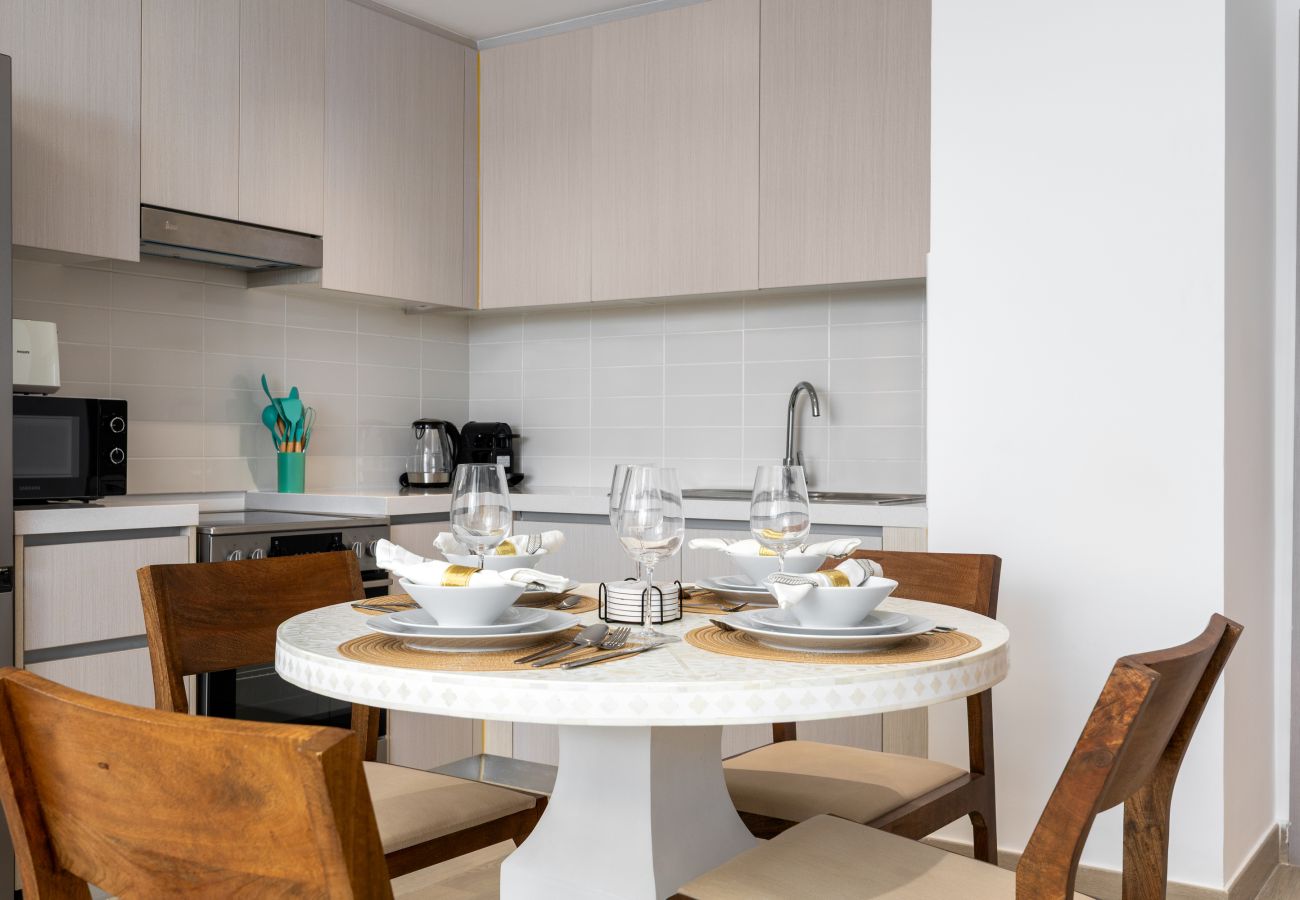 Apartment in Abu Dhabi - Sleek Yas Getaway w/ Ferrari World & Canal Views