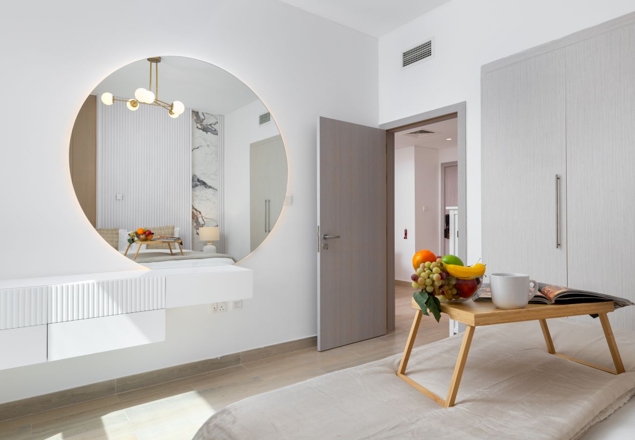 Apartment in Abu Dhabi - Sleek Yas Getaway w/ Ferrari World & Canal Views