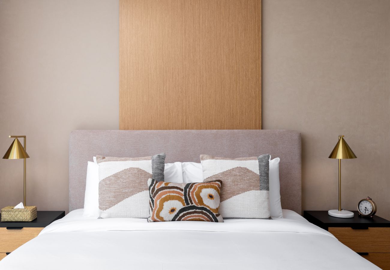 Apartment in Dubai - Dazzling Downtown Retreat w/ Panoramic City Views