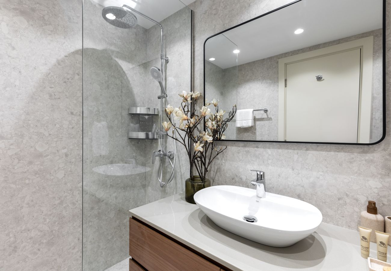 Apartment in Dubai - Chic Downtown Living w/ Dubai Cityscape Views