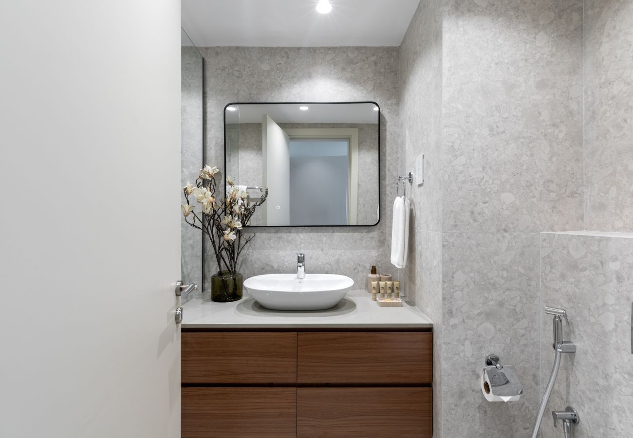 Apartment in Dubai - Chic Downtown Living w/ Dubai Cityscape Views