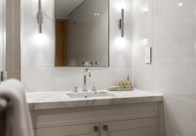 Apartment in Dubai -  City Heights Retreat w/ Panoramic Skyline Views Apartment in Dubai -  City Heights Retreat w/ Panoramic Skyline Views