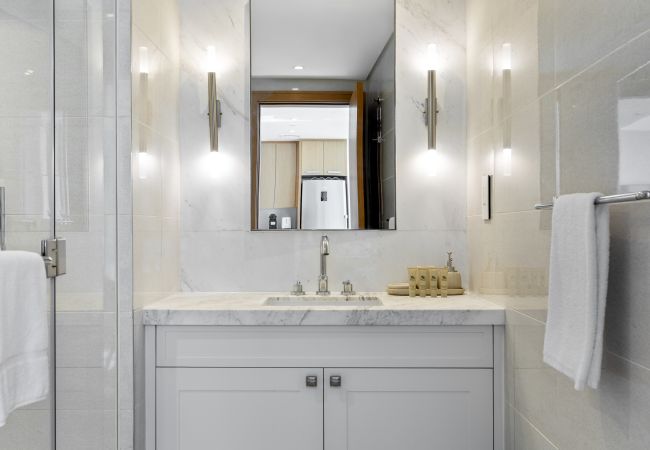 Apartment in Dubai -  City Heights Retreat w/ Panoramic Skyline Views Apartment in Dubai -  City Heights Retreat w/ Panoramic Skyline Views