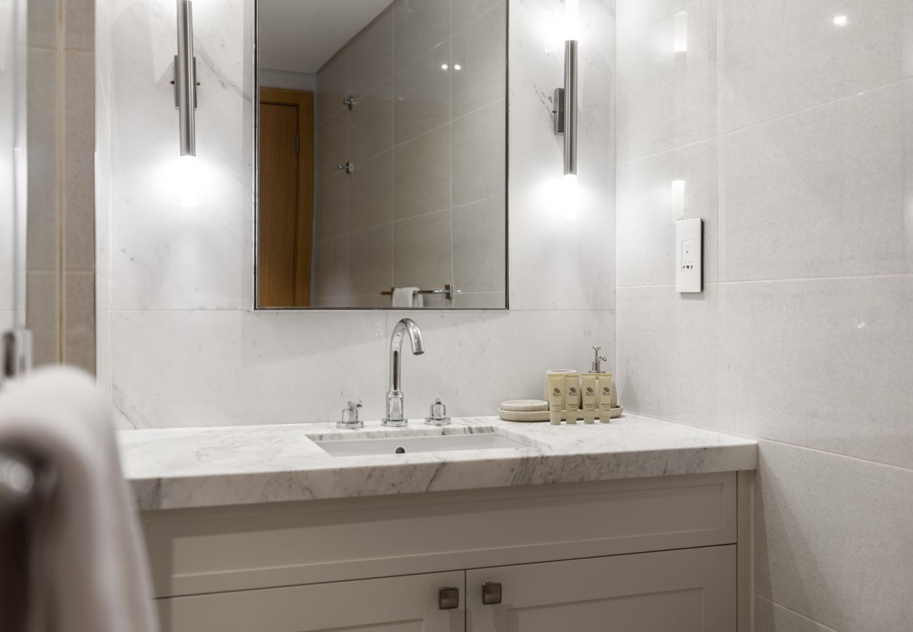 Apartment in Dubai -  City Heights Retreat w/ Panoramic Skyline Views