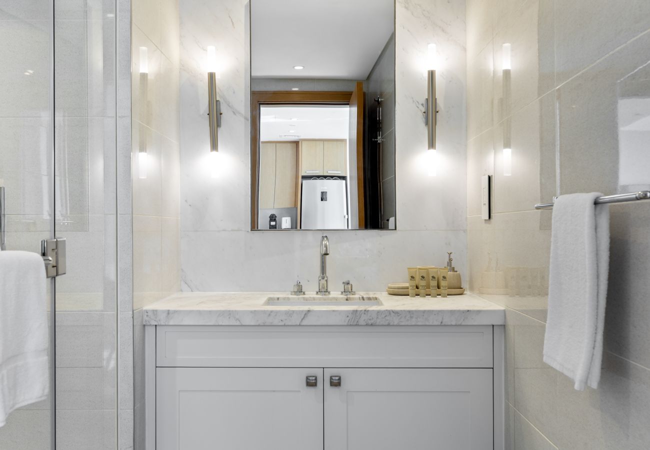 Apartment in Dubai -  City Heights Retreat w/ Panoramic Skyline Views