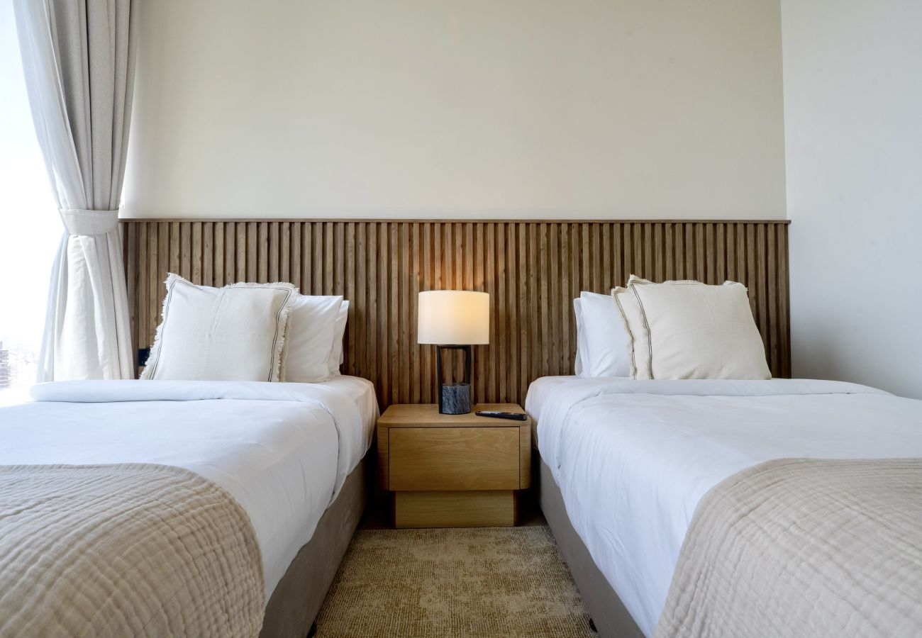 Apartment in Dubai - High-Floor Haven w/ Open Sea Views on Palm Entry  