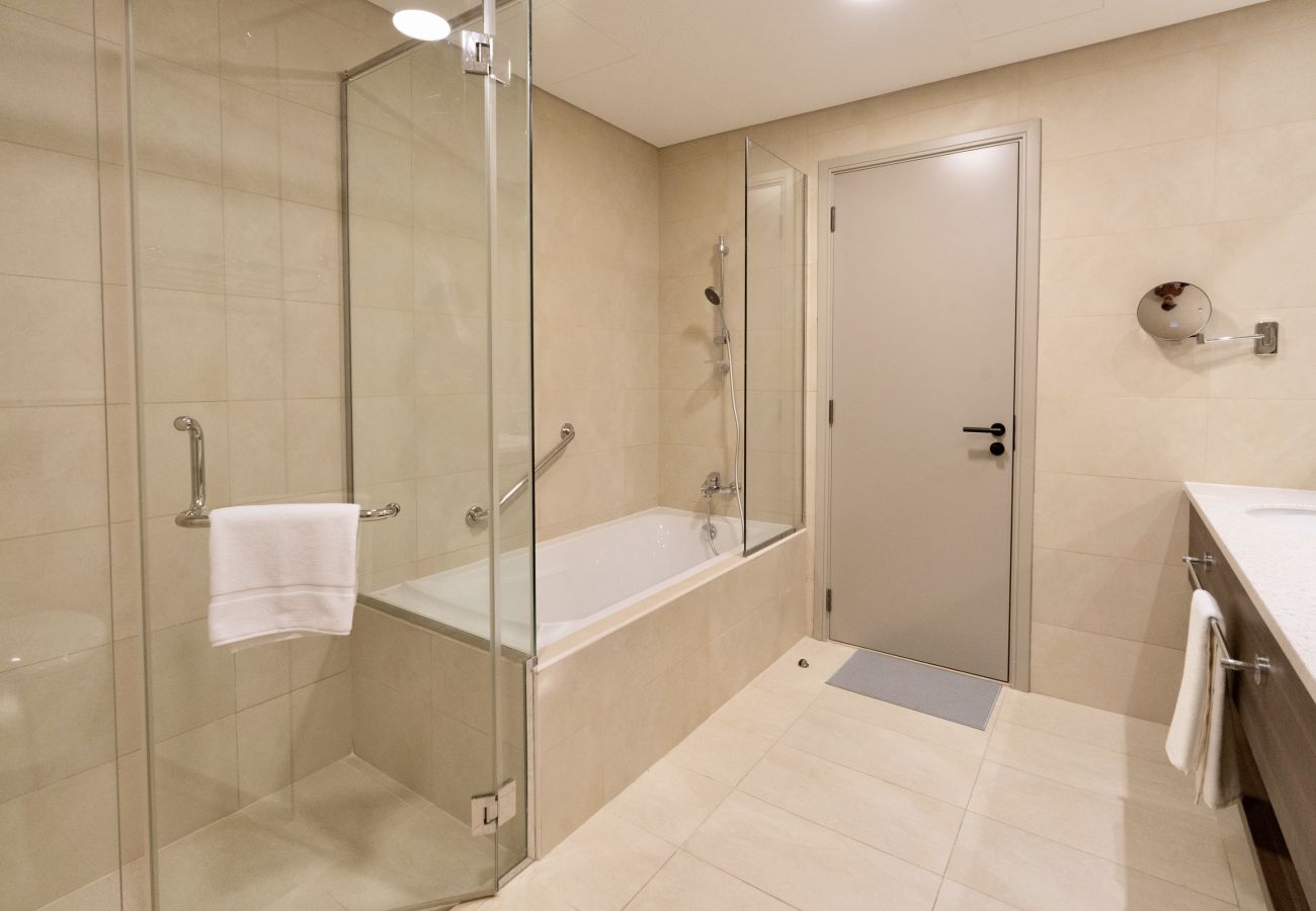 Apartment in Dubai - High-Floor Haven w/ Open Sea Views on Palm Entry  