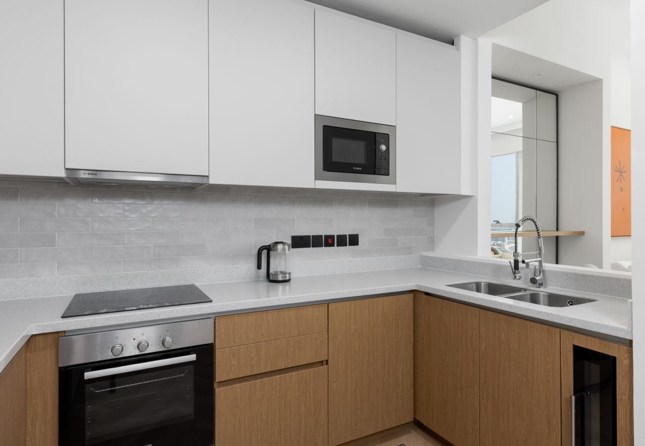 Apartment in Dubai - High-Floor Haven w/ Open Sea Views on Palm Entry  