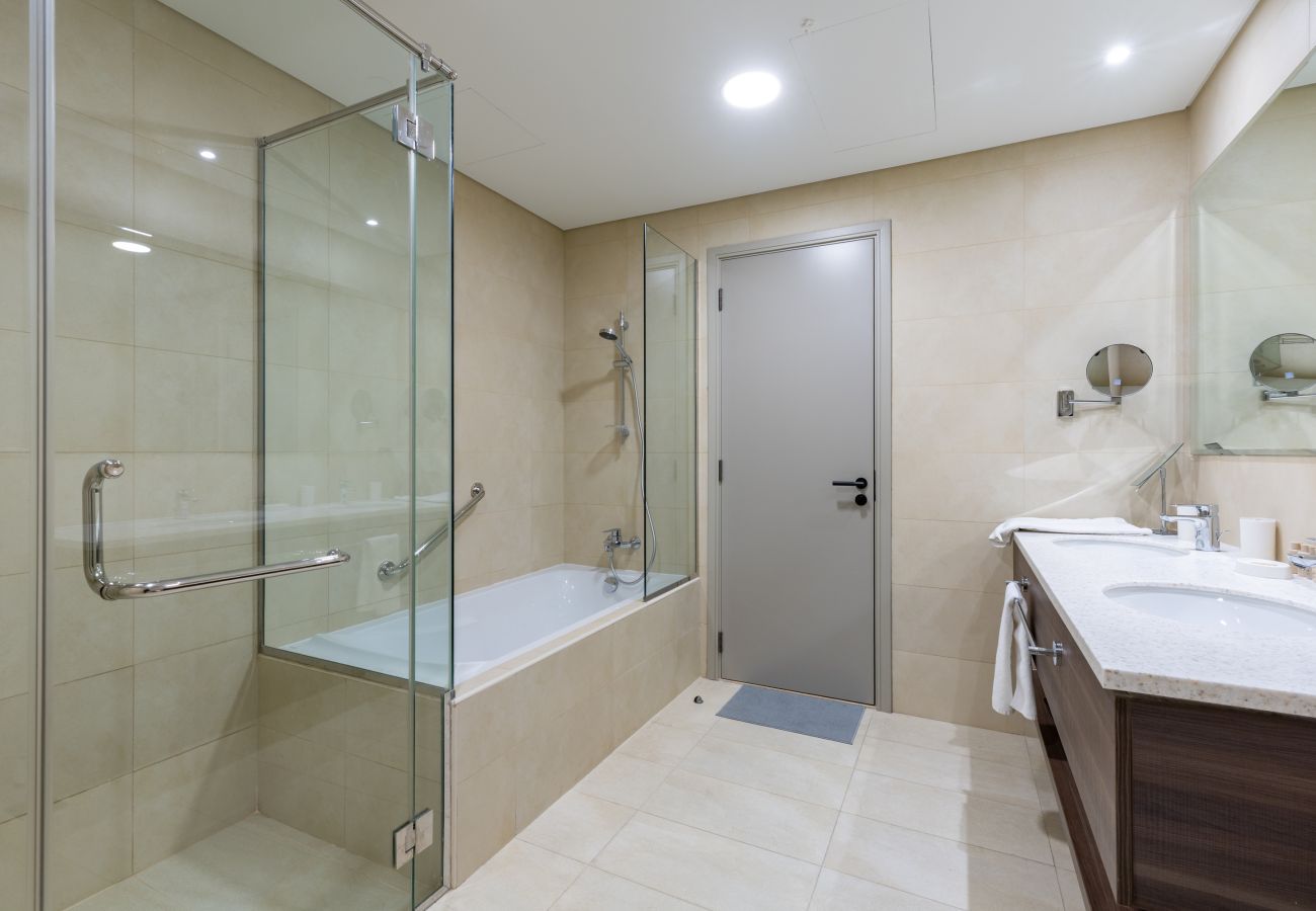 Apartment in Dubai - High-Floor Haven w/ Open Sea Views on Palm Entry  