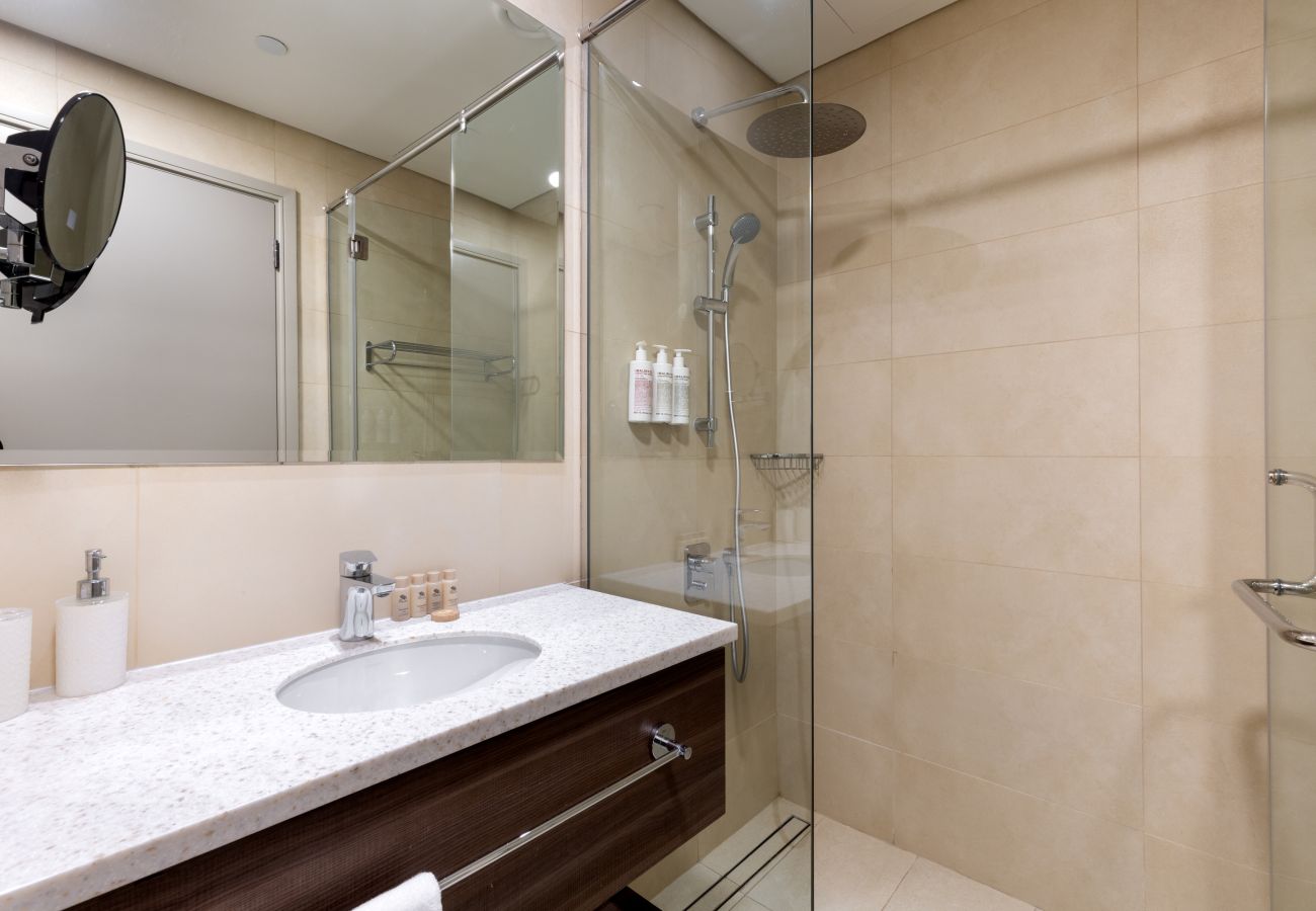 Apartment in Dubai - High-Floor Haven w/ Open Sea Views on Palm Entry  