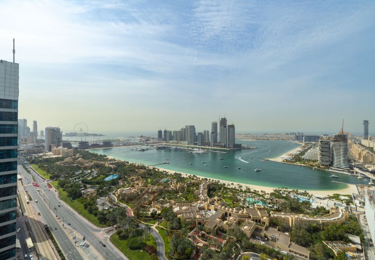 Apartment in Dubai - High-Floor Haven w/ Open Sea Views on Palm Entry  
