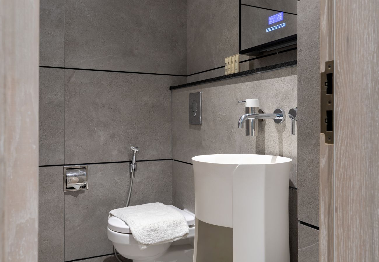 Studio in Dubai - Serene Studio Escape w/ Balcony in JVC 