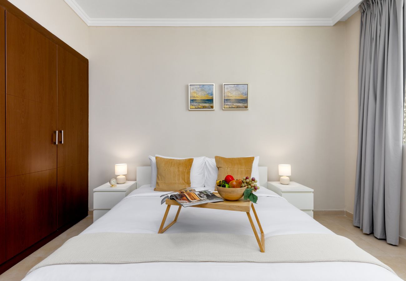 Apartment in Dubai - Comfortable Downtown Apartment w/ City Skyline Vws