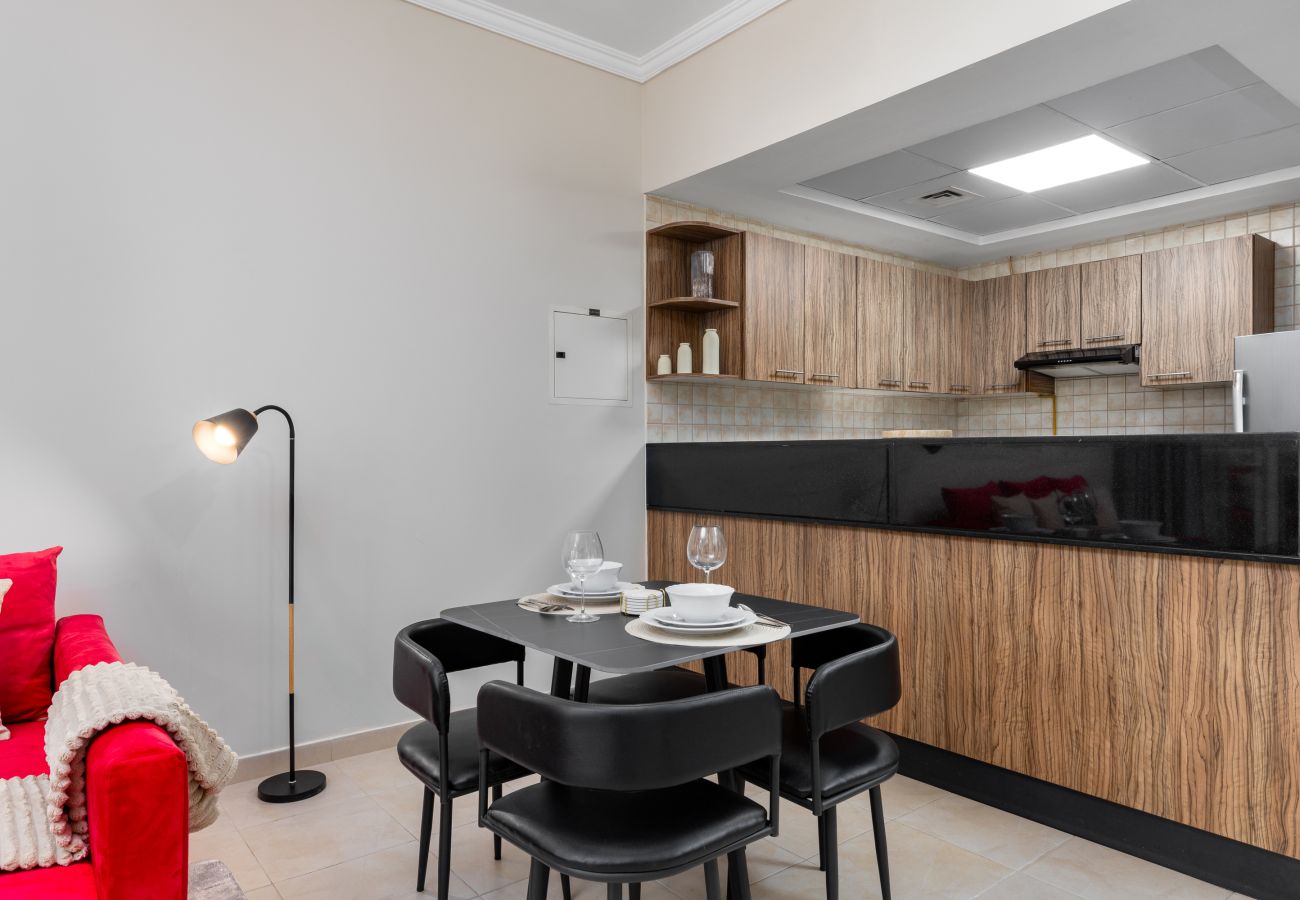 Apartment in Dubai - Comfortable Downtown Apartment w/ City Skyline Vws