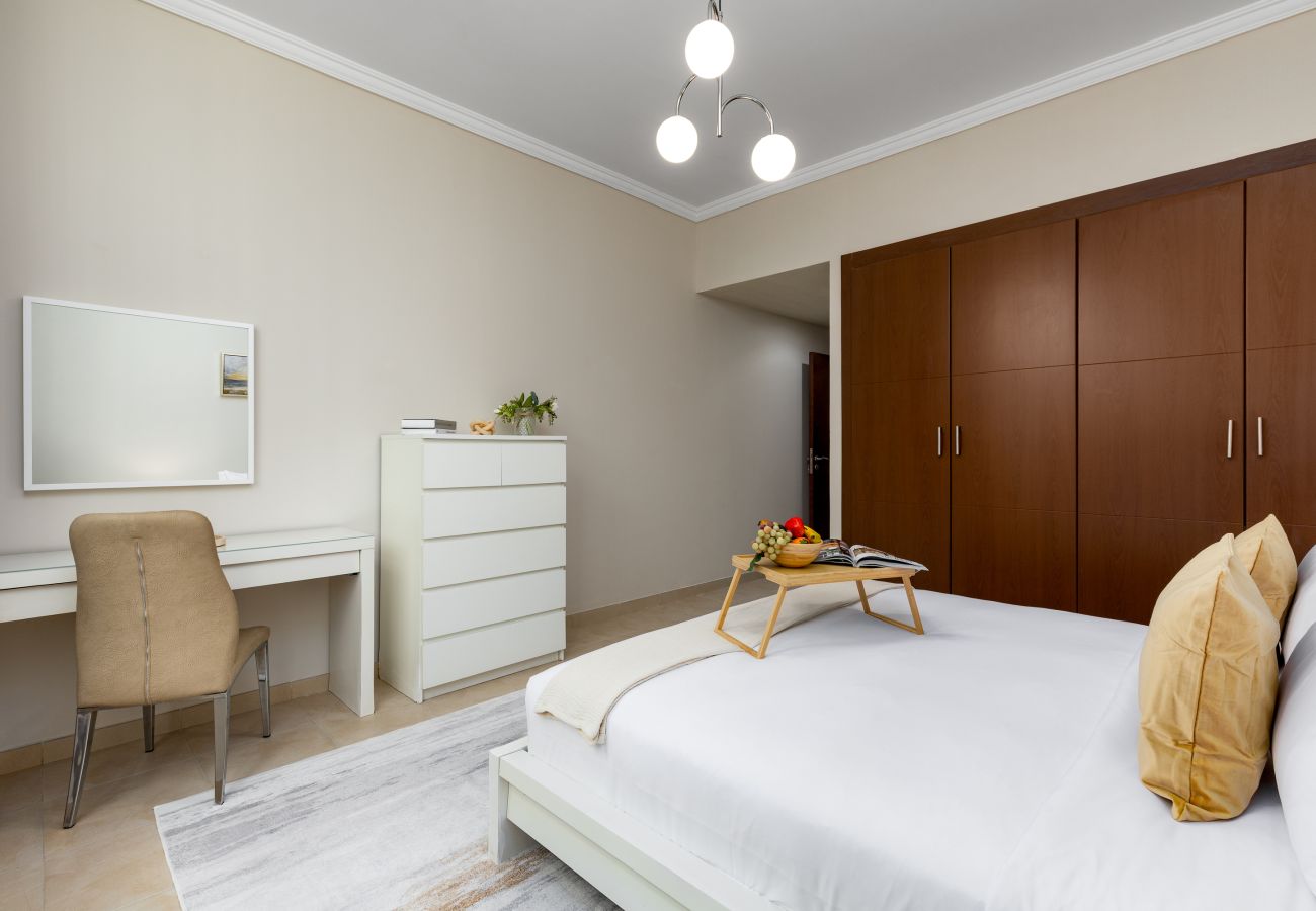 Apartment in Dubai - Comfortable Downtown Apartment w/ City Skyline Vws