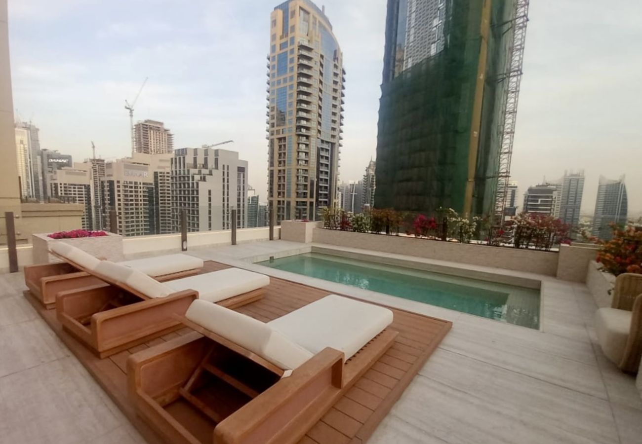 Apartment in Dubai - Ultimate Luxury Penthouse w/ Pool & Marina Views 