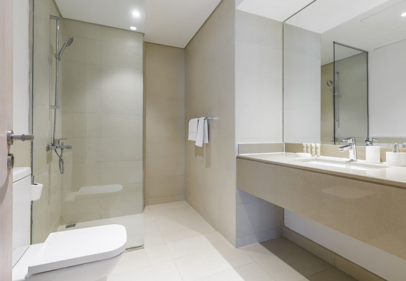 Apartment in Abu Dhabi - Stylish Yas Island Escape close to ALL attractions