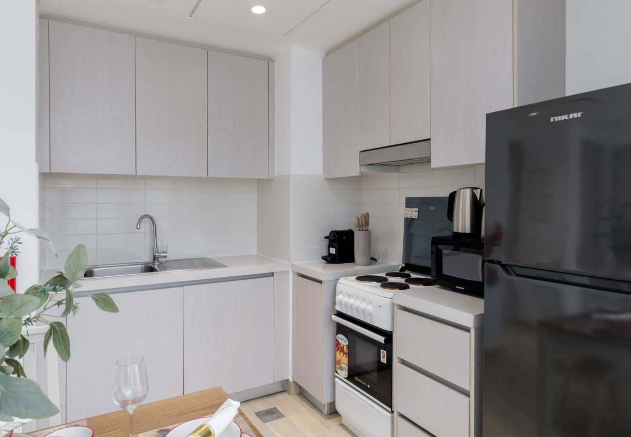 Apartment in Abu Dhabi - Stylish Yas Island Escape close to ALL attractions